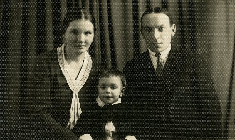 KKE 4174-5.jpg - Genowefa (Kondracka) z mężem Włodzimierzem Zabagońskim i synem Eugeniuszem, lata 30-te XX wieku.